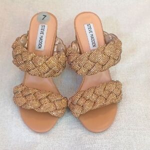 Steve Madden Gold Sandals with Luxurious Design